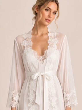Homebodii Helena Lace Robe & Nightgown Set – Bridal White